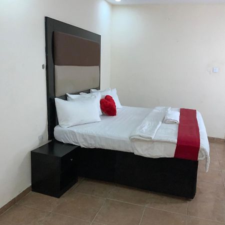 Senators Suites And Towers Hotel Omole ภายนอก รูปภาพ
