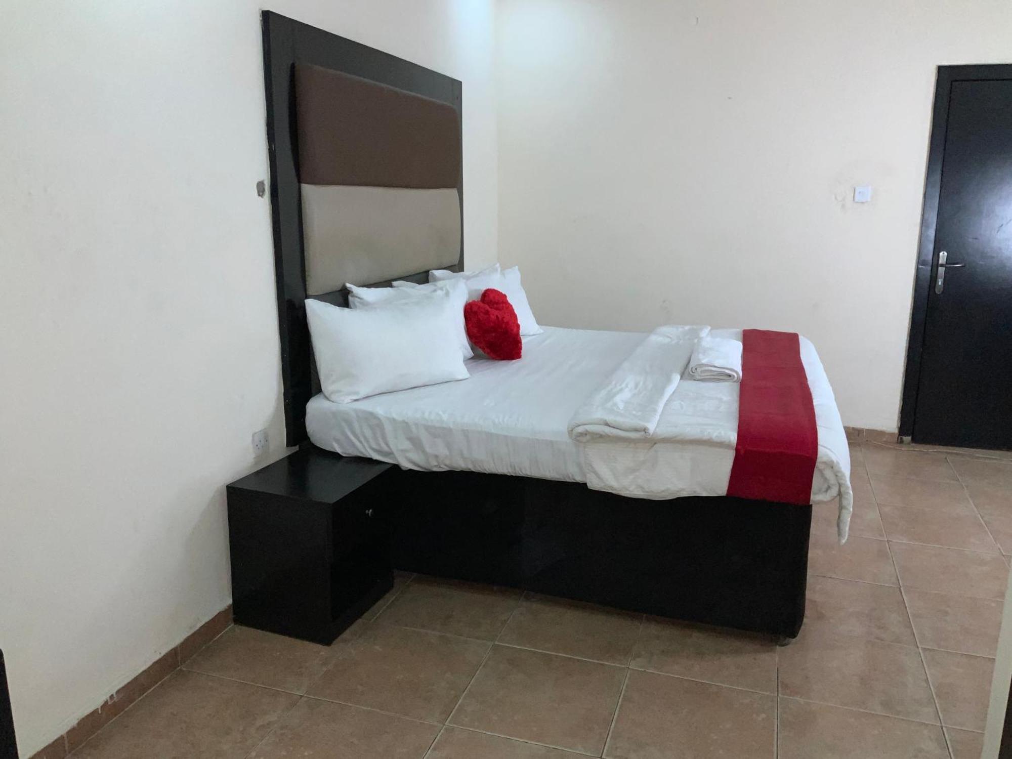 Senators Suites And Towers Hotel Omole ภายนอก รูปภาพ