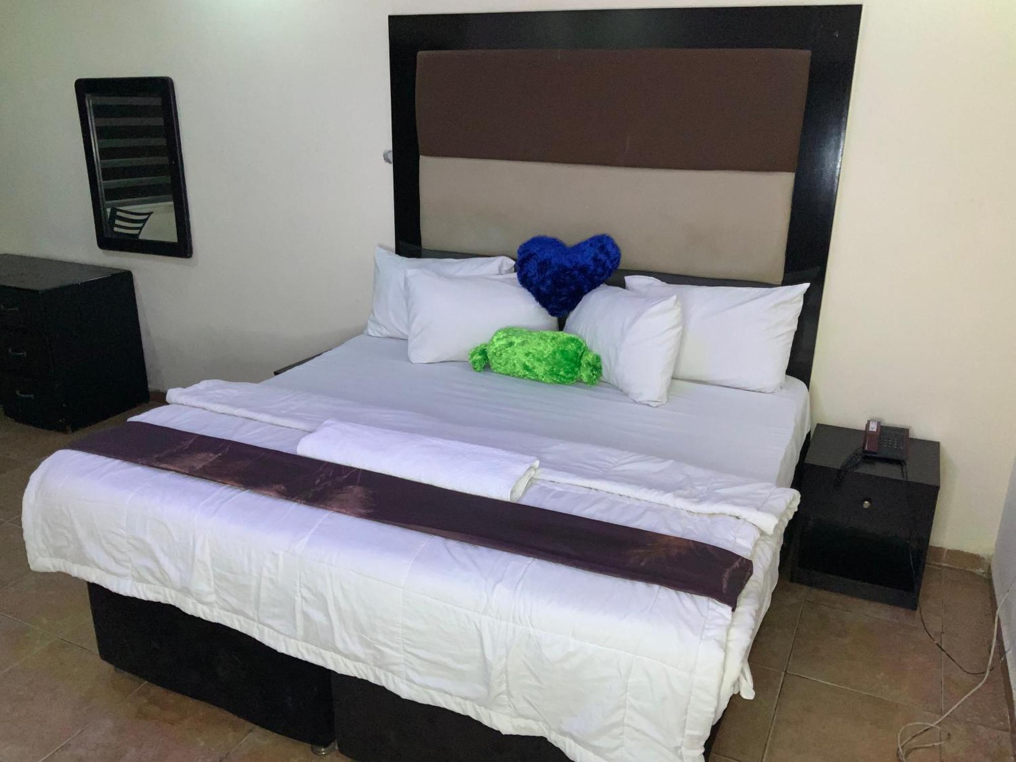 Senators Suites And Towers Hotel Omole ภายนอก รูปภาพ