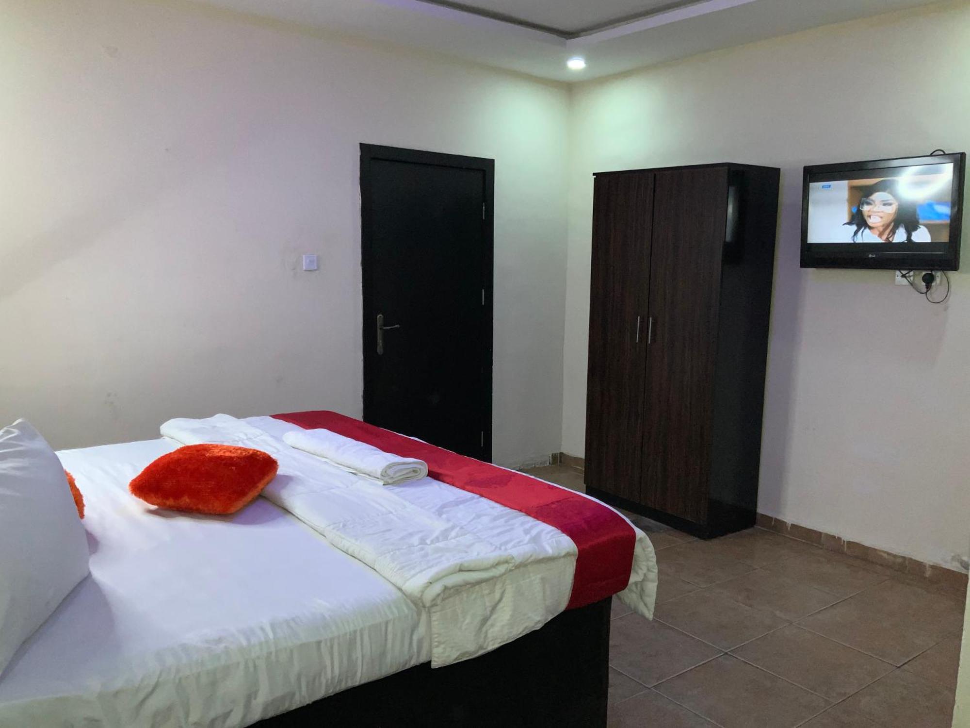 Senators Suites And Towers Hotel Omole ภายนอก รูปภาพ