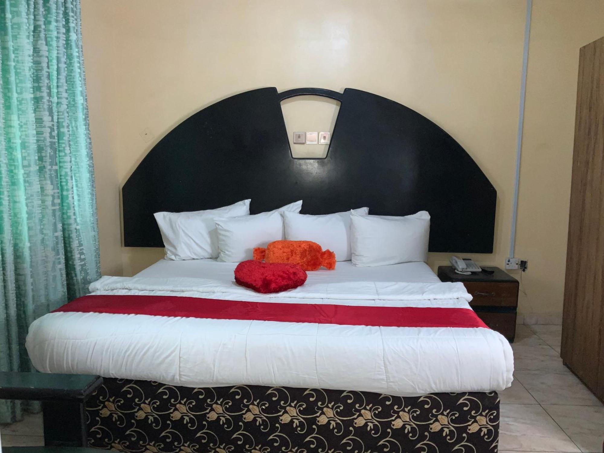 Senators Suites And Towers Hotel Omole ภายนอก รูปภาพ