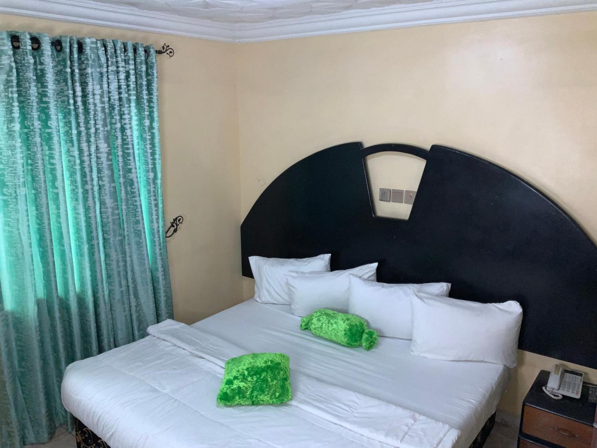 Senators Suites And Towers Hotel Omole ภายนอก รูปภาพ