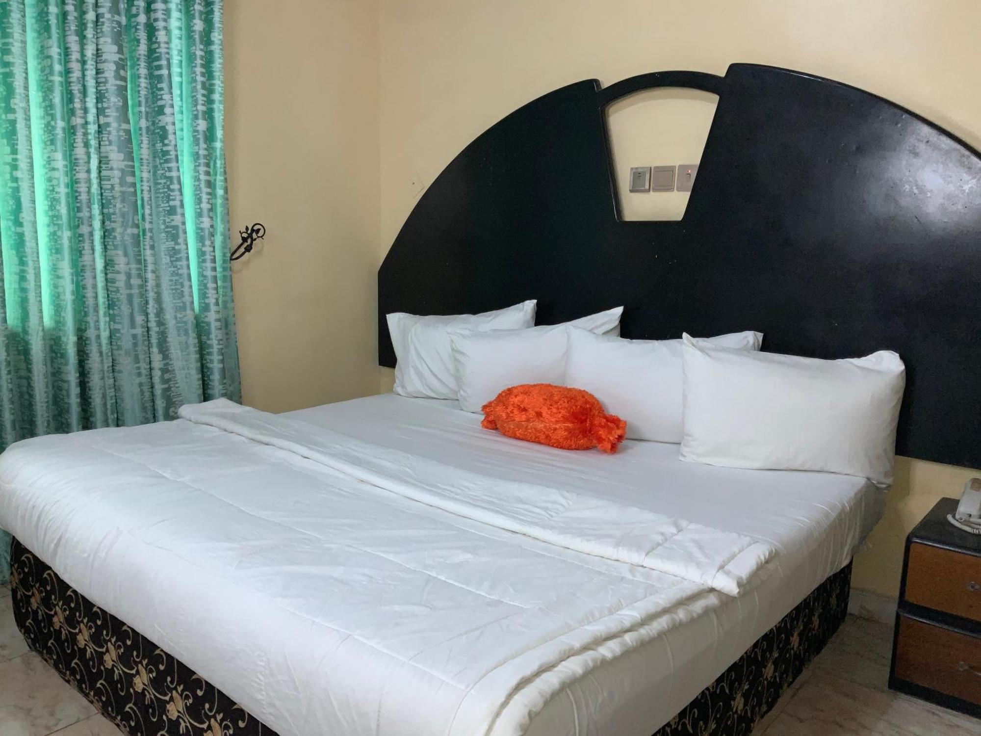 Senators Suites And Towers Hotel Omole ภายนอก รูปภาพ