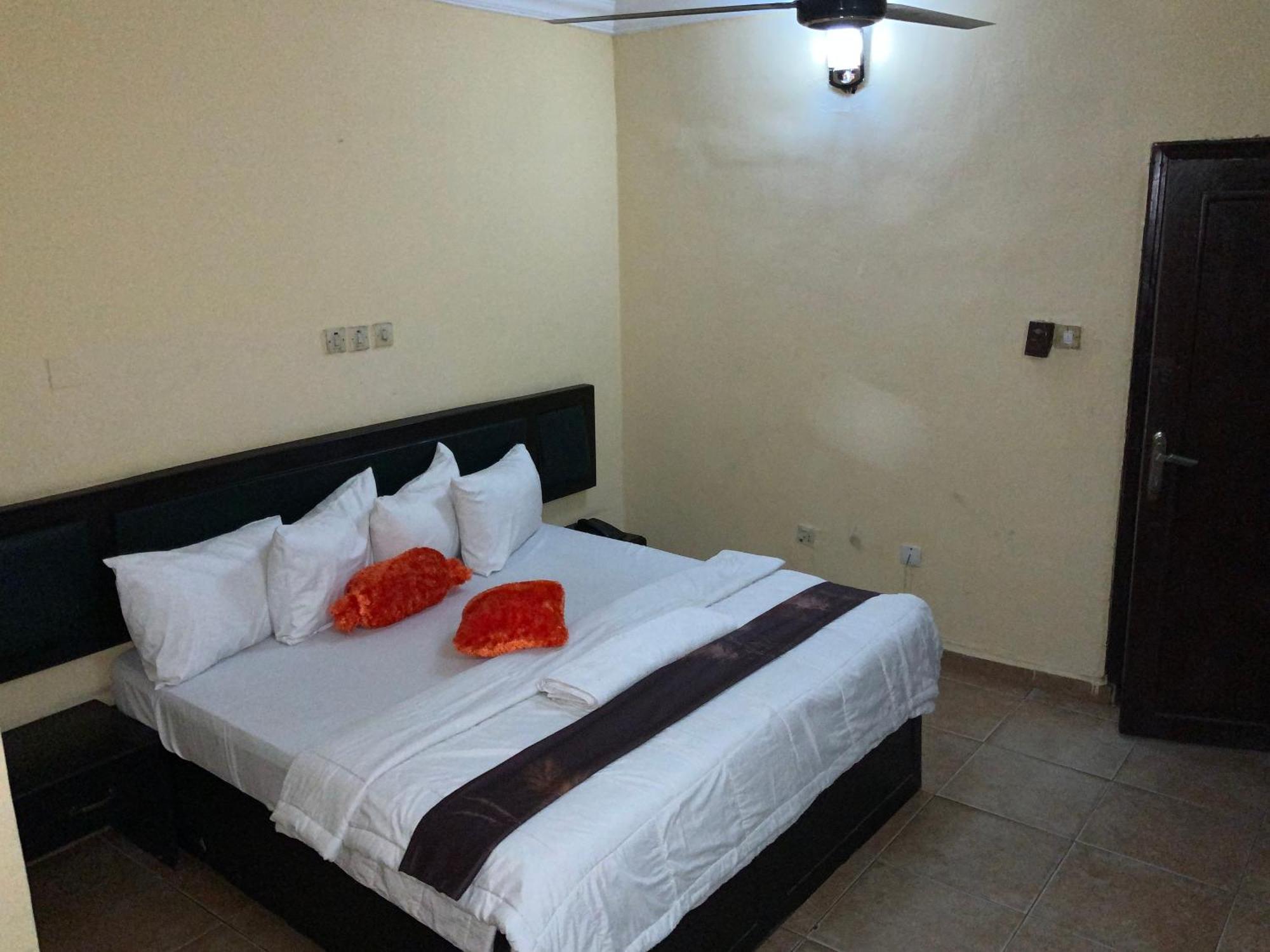 Senators Suites And Towers Hotel Omole ภายนอก รูปภาพ