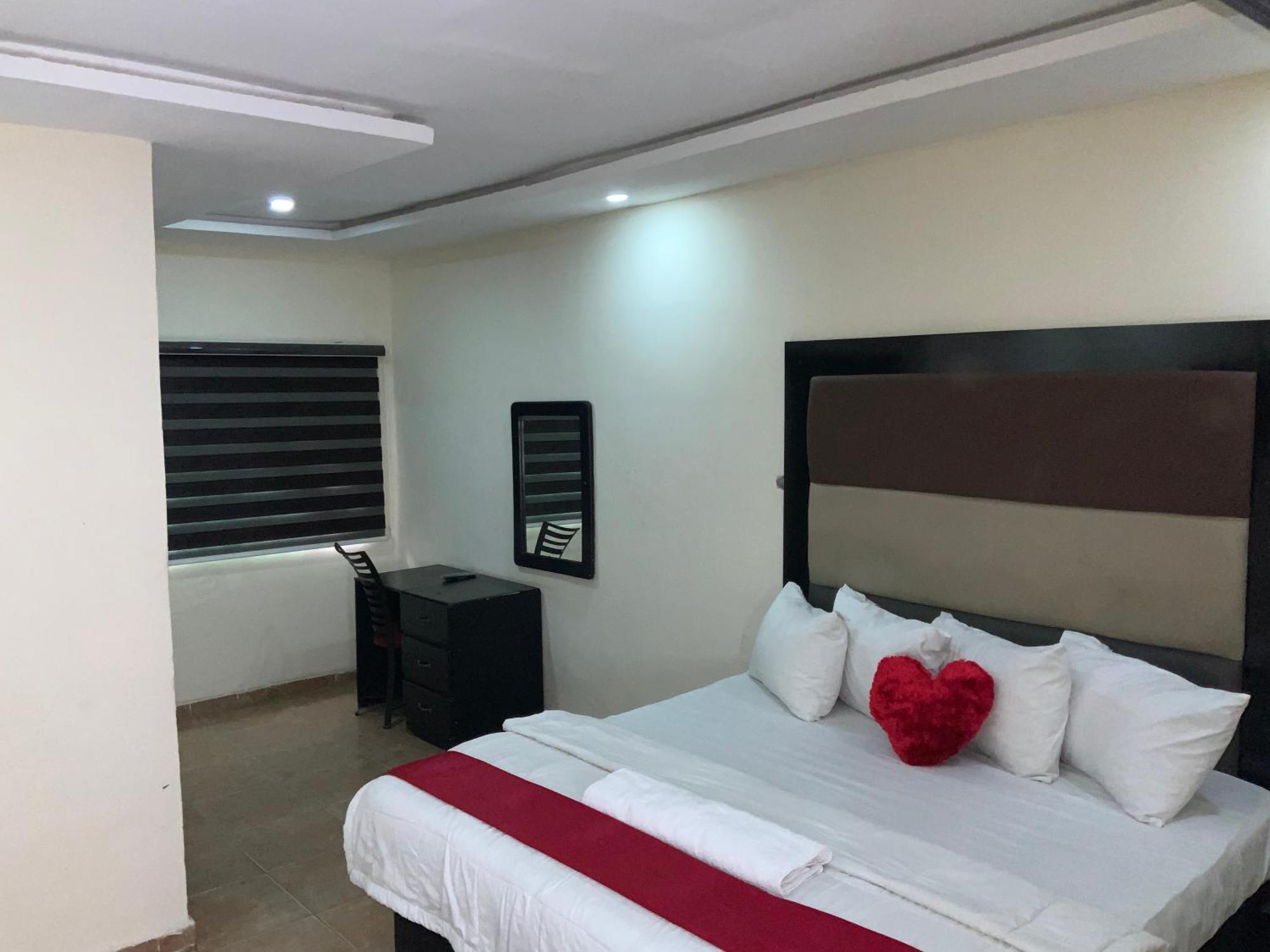 Senators Suites And Towers Hotel Omole ภายนอก รูปภาพ