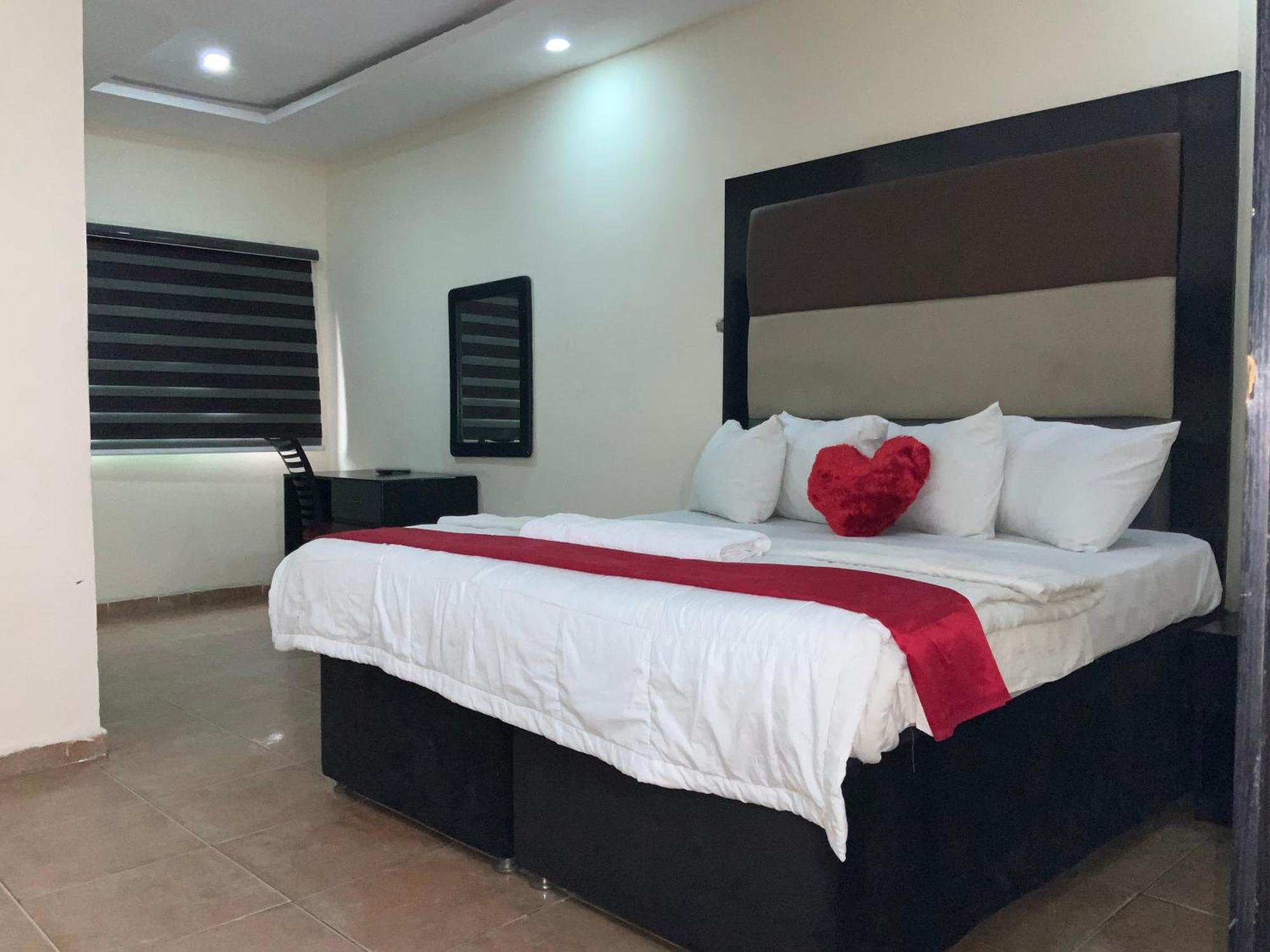 Senators Suites And Towers Hotel Omole ภายนอก รูปภาพ