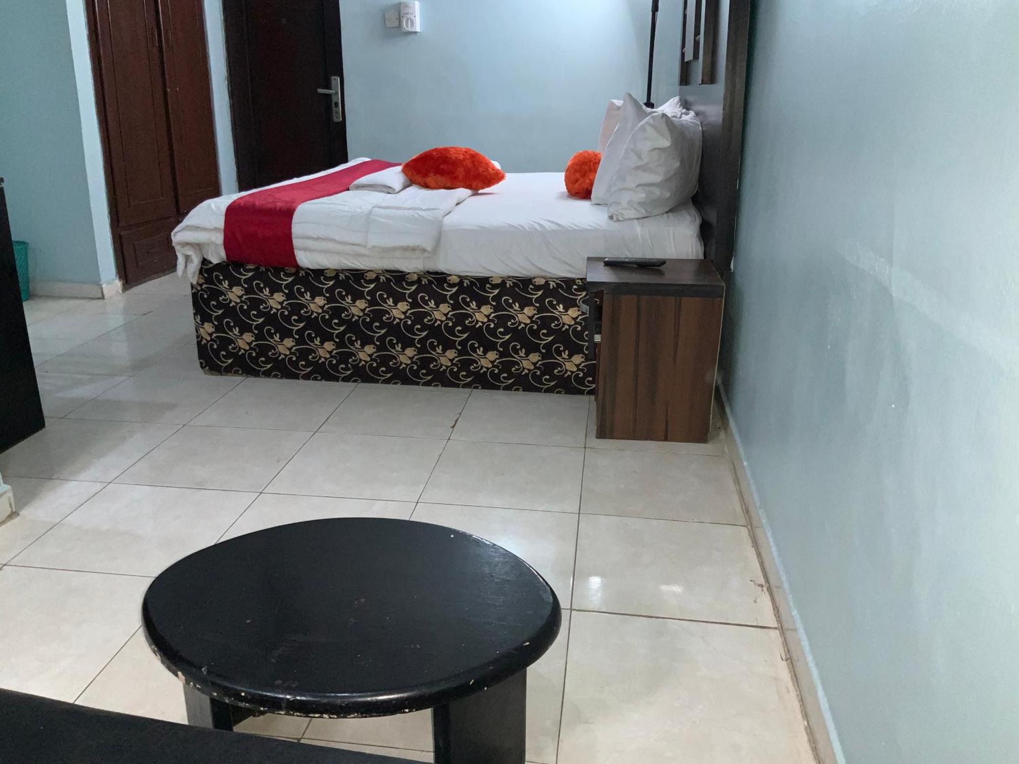 Senators Suites And Towers Hotel Omole ภายนอก รูปภาพ