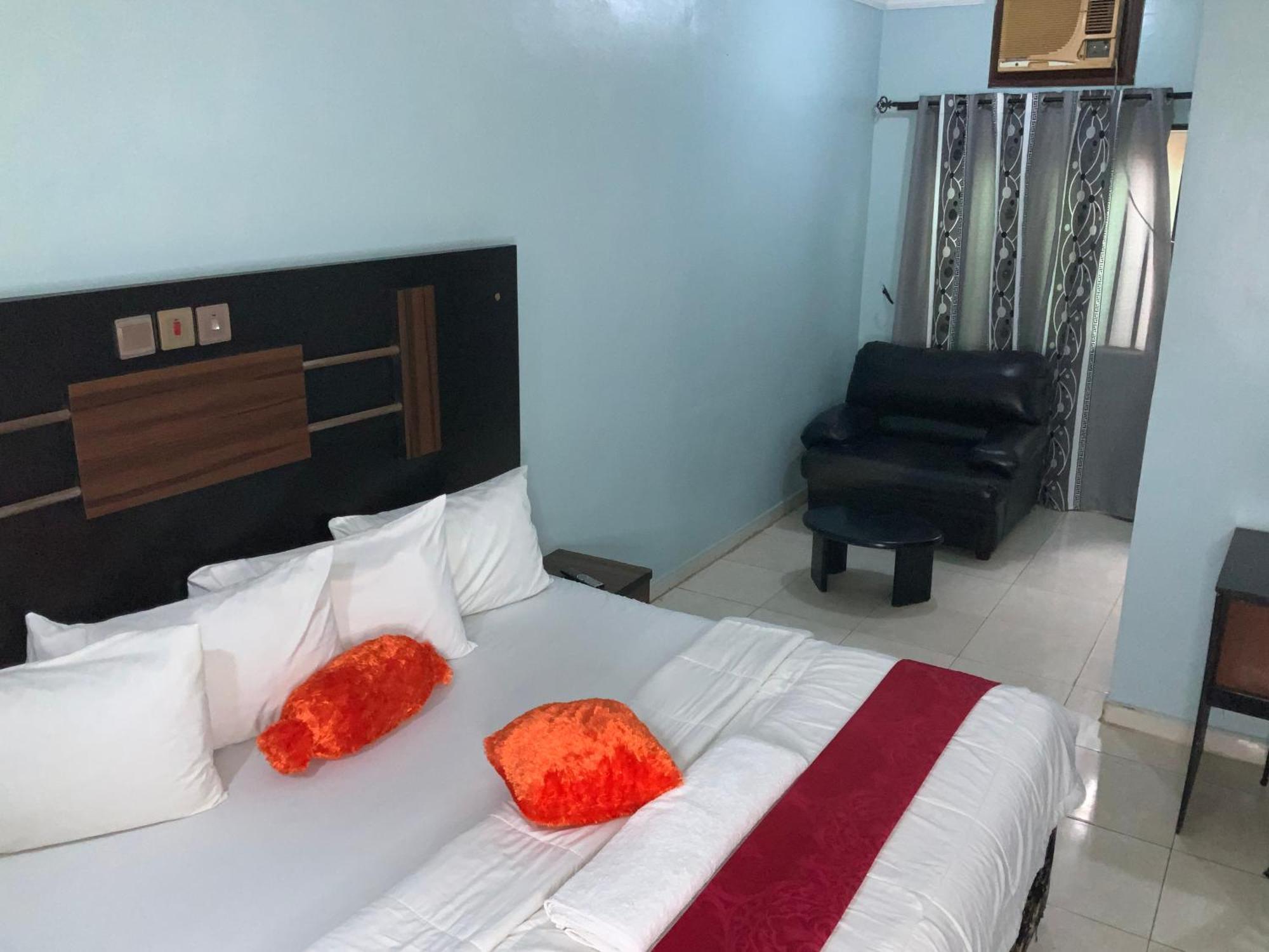 Senators Suites And Towers Hotel Omole ภายนอก รูปภาพ